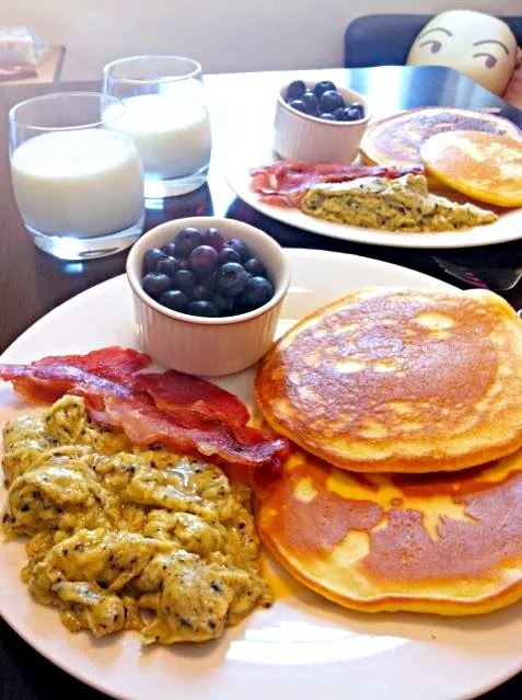 Breakfast: Truffle scrambled eggs, Bacon, Blueberry and pancake|KaRenさん