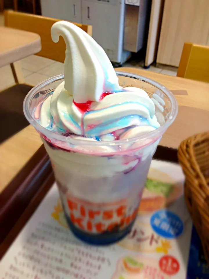 Strawberry blue Hawaii softcream on top of shaved ice|PhUnGさん