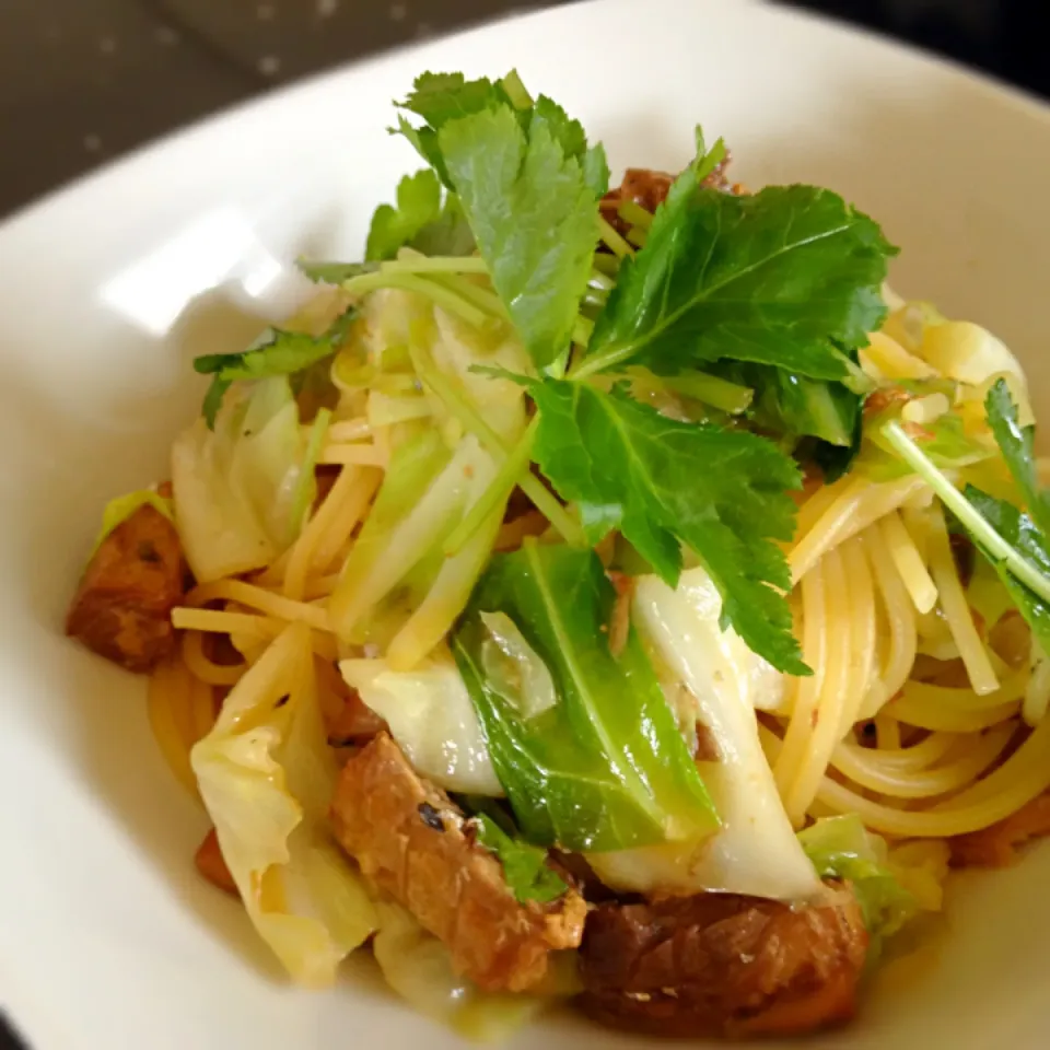 Snapdishの料理写真:鯖味噌煮缶で和風パスタのお昼ご飯|mikaさん