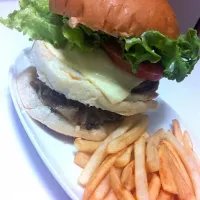 Double cheeseburger with caramelized onion, American cheese, tomatoes and lettuce ;)|matsuさん