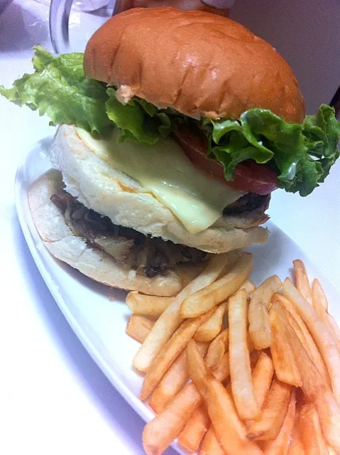 Double cheeseburger with caramelized onion, American cheese, tomatoes and lettuce ;)|matsuさん