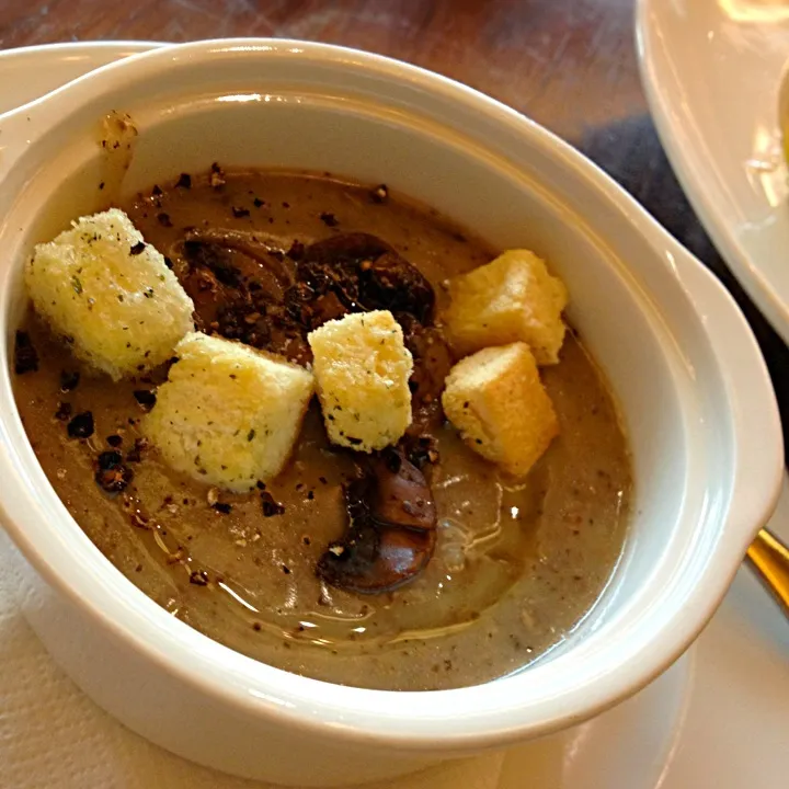 Mushroom cream soup with truffle oil|prissyさん