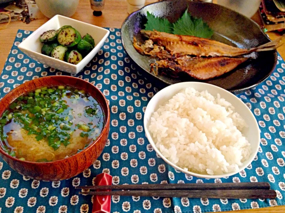 Snapdishの料理写真:昼ごはん★鯵の開き、きゅうりのゆかり和え、ツナと卵のみそ汁|ハルさん