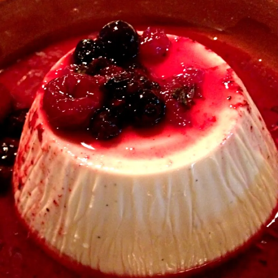 Vanilla panna cotta with mixed berries|12Dragonさん