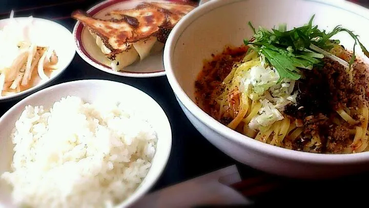 冷やし薬膳坦々麺(大辛)と旨味餃子|かんみぅさん