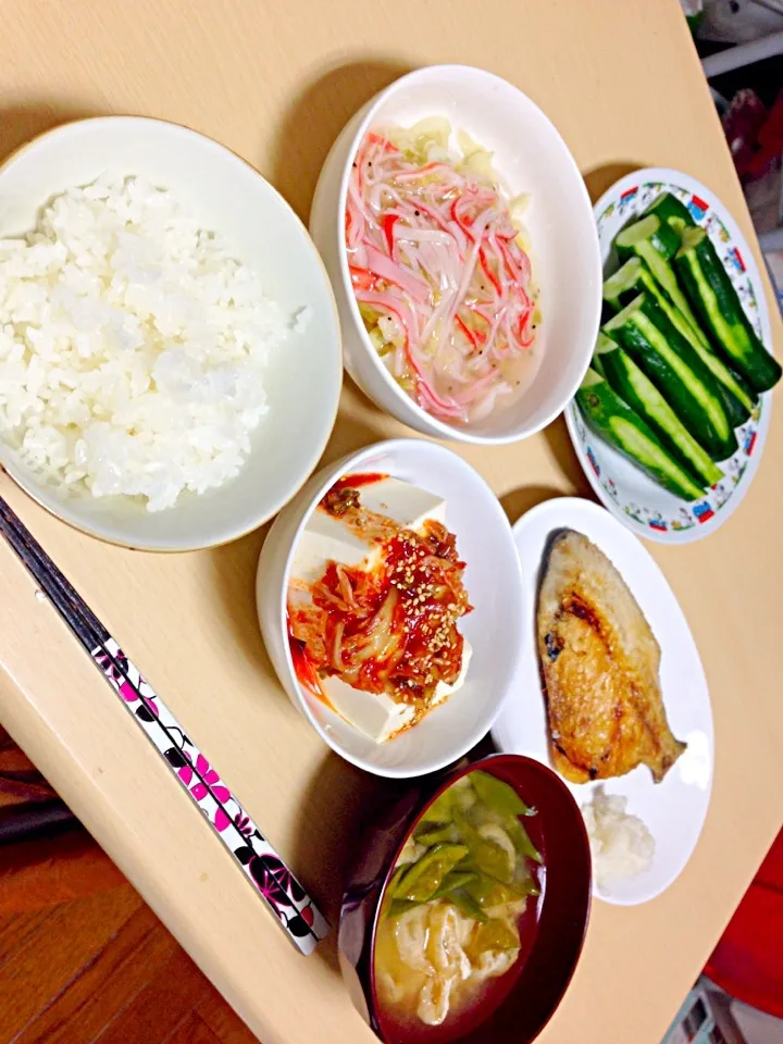 キャベツのカニカマあんかけ•焼き魚(つぼ鯛)•キムチ冷奴•もろきゅう•いんげんと油揚げの味噌汁|あちさん