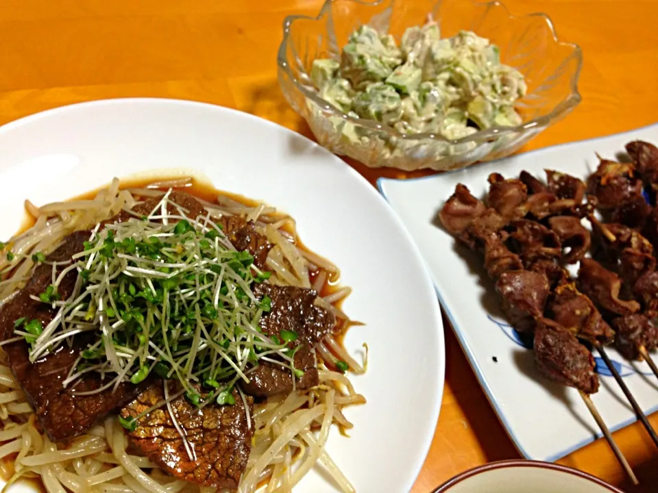 飛騨牛の焼肉、砂肝串、アボガドとカニのマスタードマヨあえ❤|まりえさん