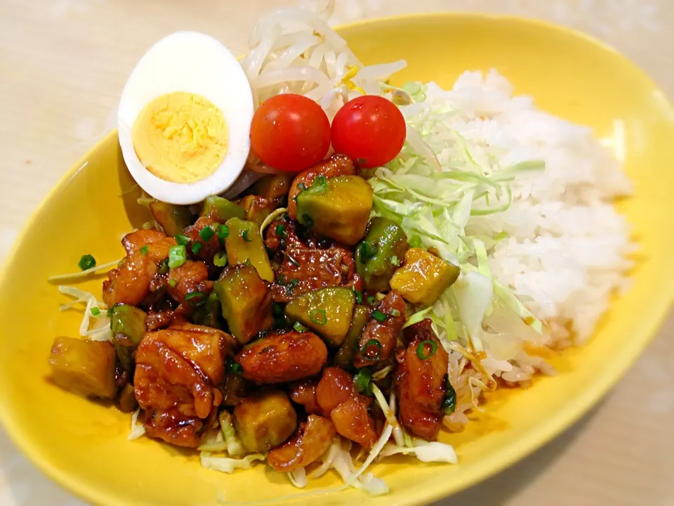 なるち♡の鶏肉とアボカドのピリ辛照り焼き|うっちーさん