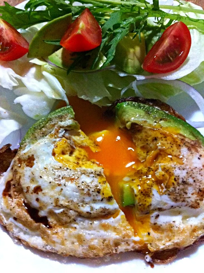 Snapdishの料理写真:Fried egg in avocado 今度は成功‼|Yoshinobu Nakagawaさん