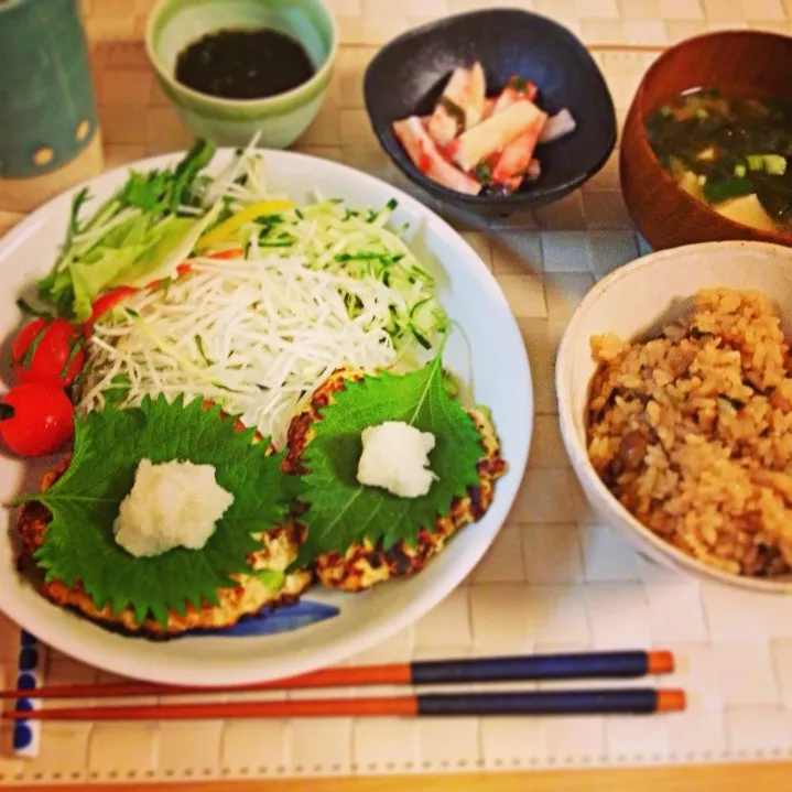 豆腐ハンバーグ♡キノコと鶏肉の炊き込みご飯♡筍とワカメの味噌汁♡山芋の大葉と梅肉和え♡もずく♡サラダ|あかねさん