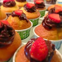 Vanilla cupcake with fresh strawberry|MuMu Bangkokさん