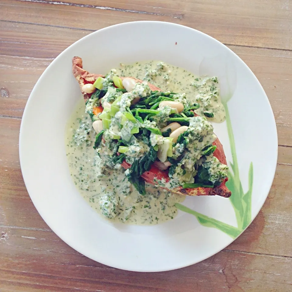 Baked sweet potato stuffed with spinach, leek and cannellini beans with tahini cilantro sauce|Rianneさん