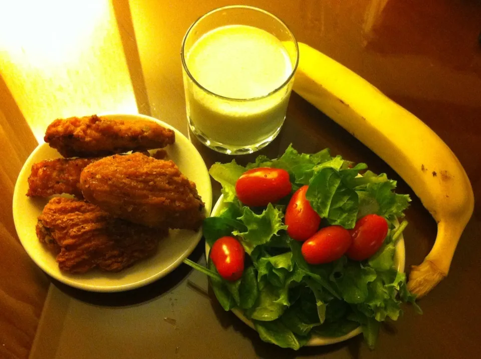 Simple Salad with Chicken Wings for dinner in Surfers Paradise|@projecthoneypotさん