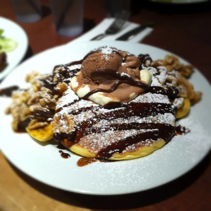 Pancake with Chocolate Ice-cream, drizzled with Chocolate sauce & walnuts!|@projecthoneypotさん