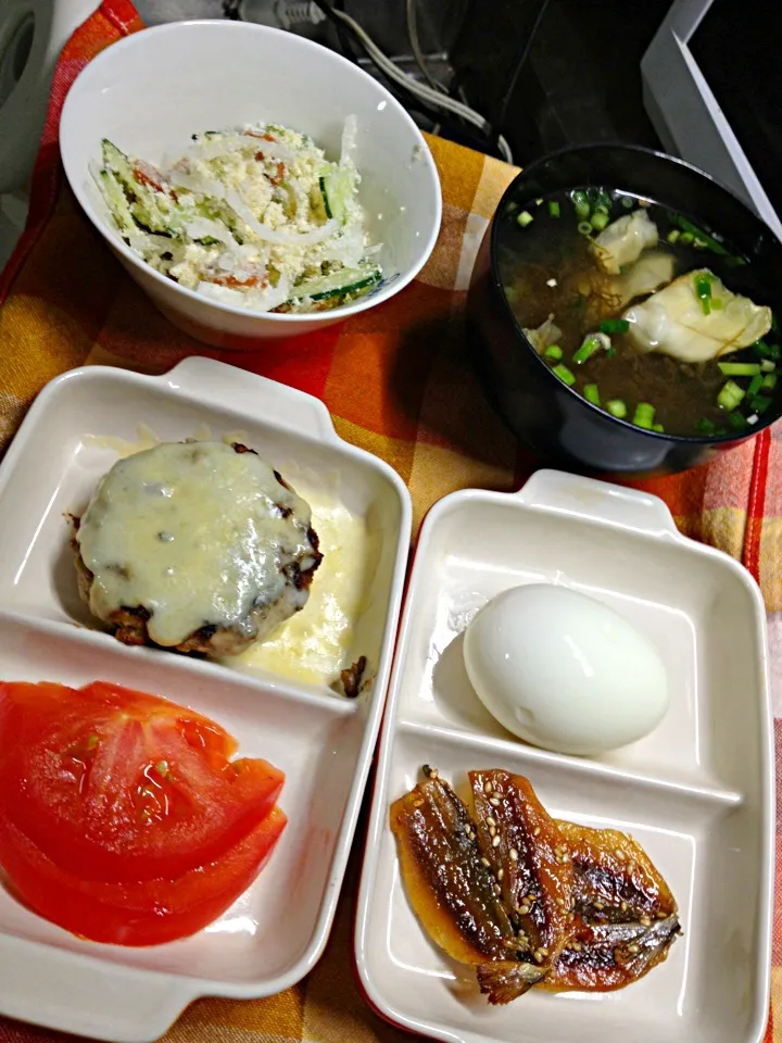 おからのポテトサラダ風とおからハンバーグ。味噌汁は、もずく|ハルさん