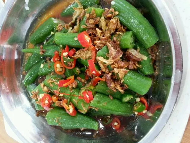 steamed lady fingers with chilli toppings|yapさん