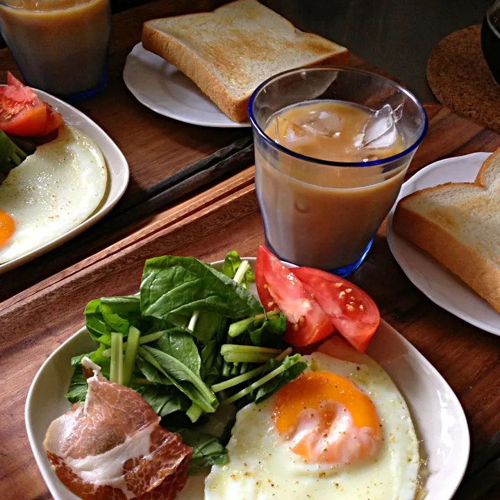 トースト、目玉焼き＆サラダ、アイスカフェオレ|charさん