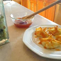 Homemade wonton stuffed with shrimp and cheese with a homemade sweet and sour sauce|Andrew Knorviskさん