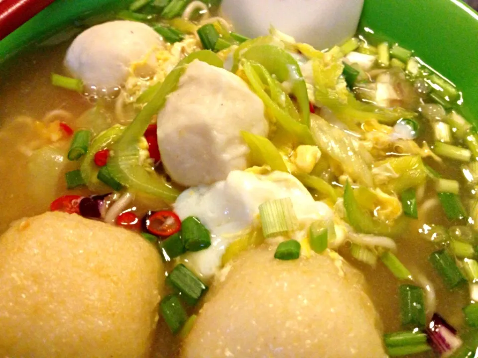 Instant noodles pepped up with sotong and fishballs, leeks and spring onions|Ong Sor Fernさん