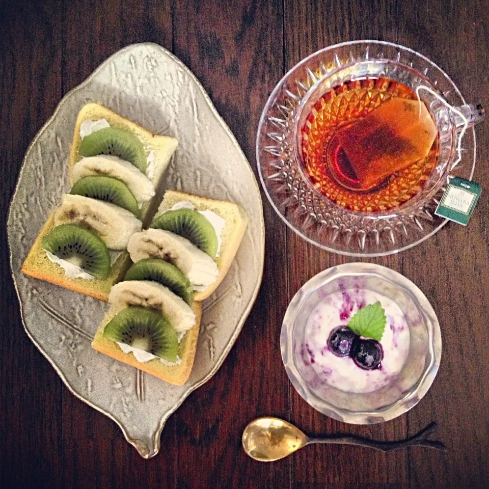 Fruit open sandwich of the bread of lemon flavor|nori.co.jpさん