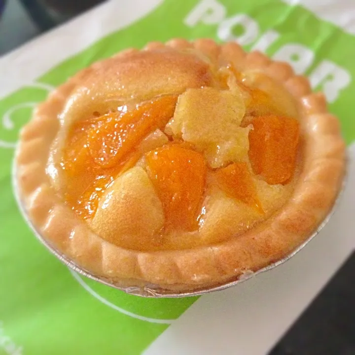 Peach tart with cake filling.|해리さん