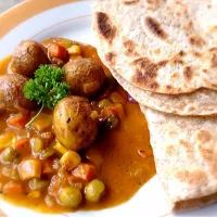 Snapdishの料理写真:Potato and vegetable curry with Chappati|Candyさん