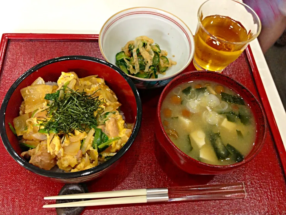 親子丼、クラゲのサラダ、ナメコの味噌汁|momoさん