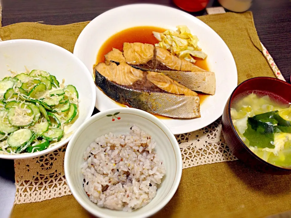 ぶりの照り焼き＊きゅうりとしらすの醤油マヨあえ＊キャベツとわかめのスープ＊雑穀ご飯|アキさん