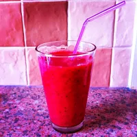 Strawberry, cherry and cranberry smoothie|Sian Wormaldさん