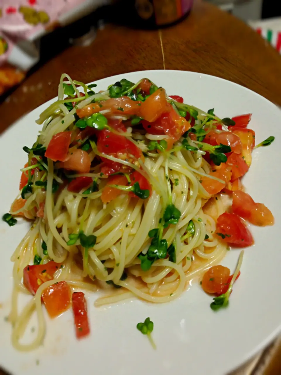 Snapdishの料理写真:トマトとカイワレ大根の冷製パスタ|Nさん