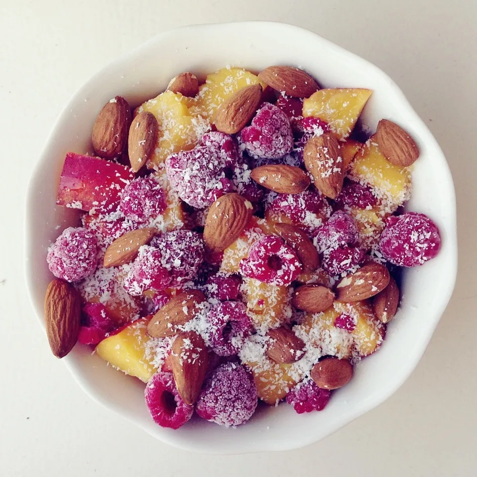 Banana chia overnight oats topped with nectarine, raspberries, almonds and shredded coconut|Rianneさん