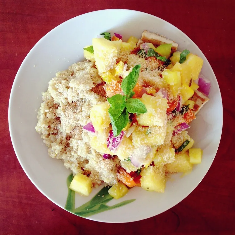 Coconut quinoa, grilled tofu and spicy pineapple salsa with roasted shredded coconut and mint|Rianneさん