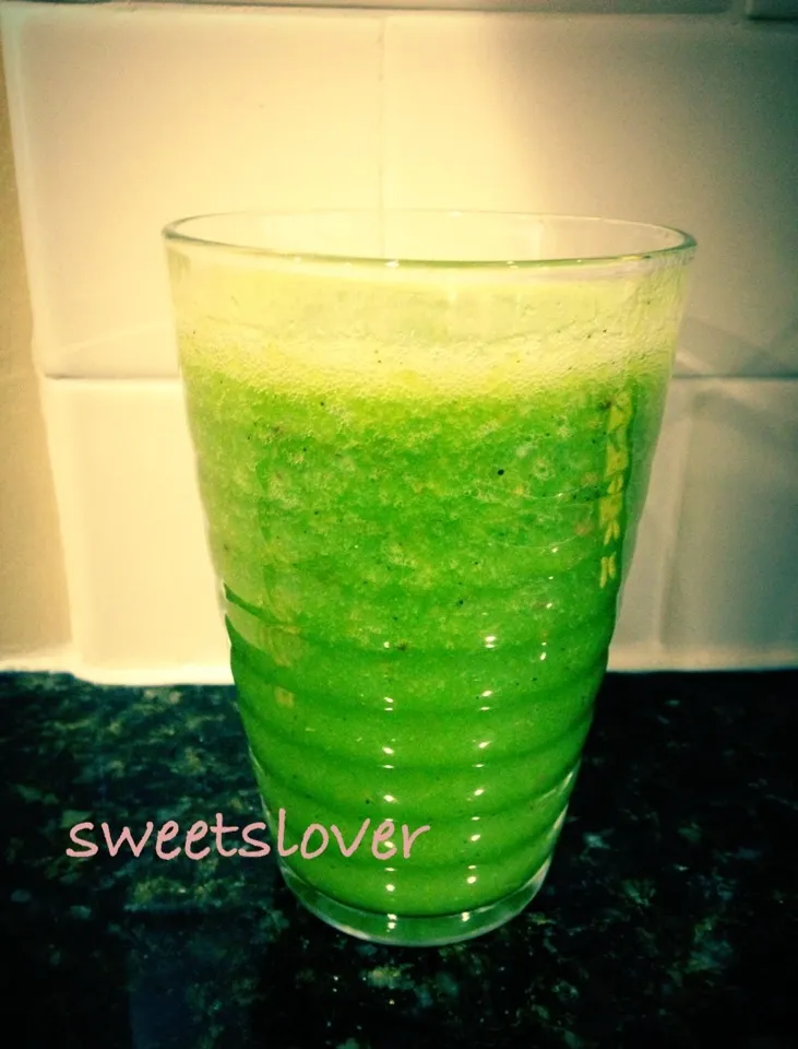 朝、Green smoothie|くぅさんさん