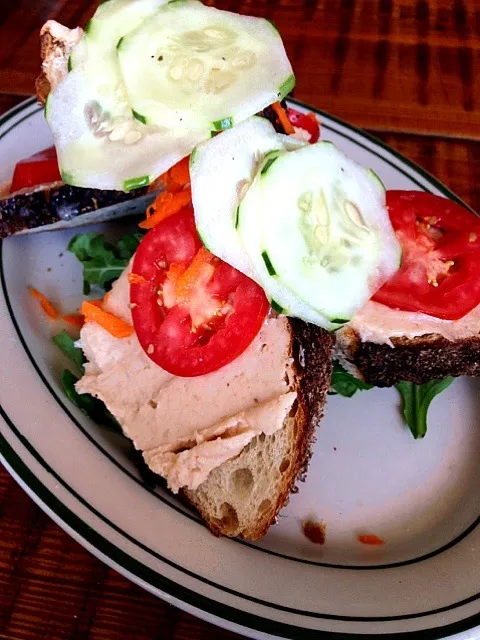 White bean hummus with tomatoes, cucumber, salad with carrots, olives on bread|georgianaさん