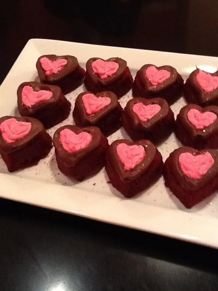 Red velvet cake shaped into hearts with pink and brown frosting and sprinkles|Ashlyn Dogsさん