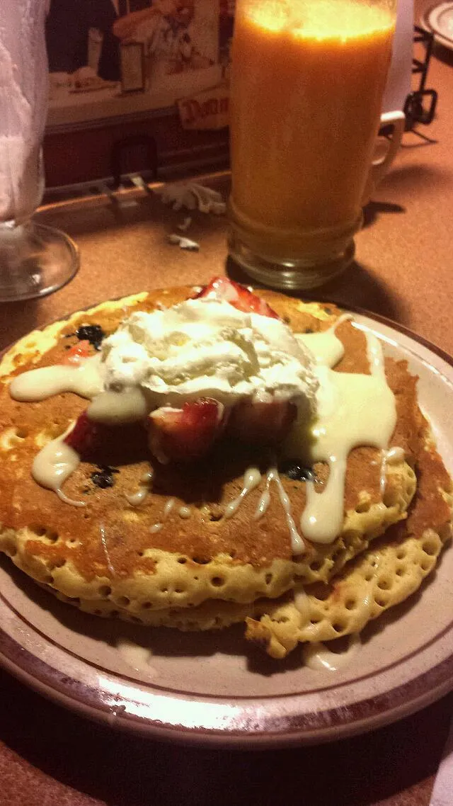 blueberries pancake w/a twist of strawberry whip cream|shei gさん