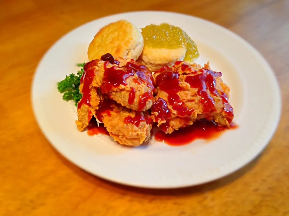 Uncle Gary's candied jalapeño BBQ and zesty peach fried chicken with buttermilk biscuits topped with uncle Gary's pepper jelly|Gary Langerさん