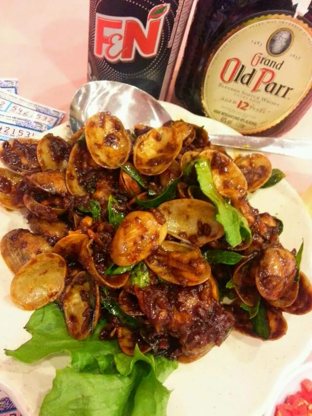 clams with dried prawns chilli...happy hour with friends in Seremban Malaysia|yapさん