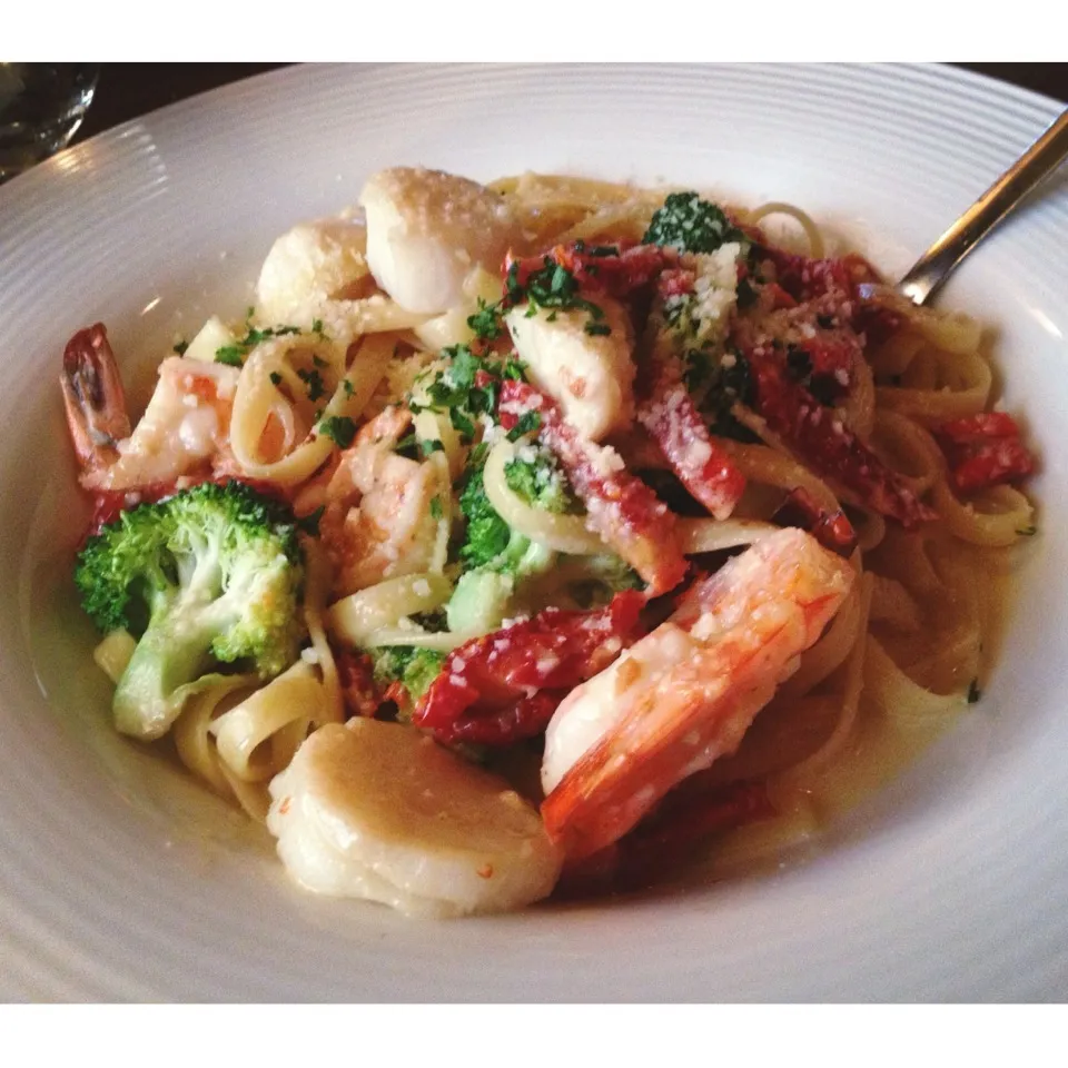 Snapdishの料理写真:Seafood Fettuccine|Kasie Chapinさん