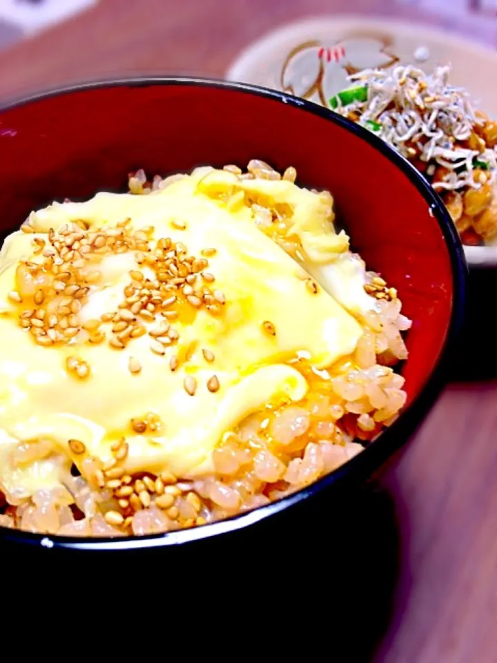 とろけるチーズon卵かけご飯🌟Cheese on egg sauce over rice🌟|Minia♥️さん