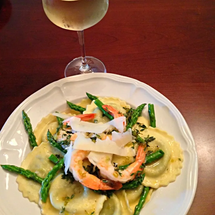 Spinach and Cheese Ravioli with Shrimp and Asparagus Heads in White Wine Sauce.|John Tompkinsさん