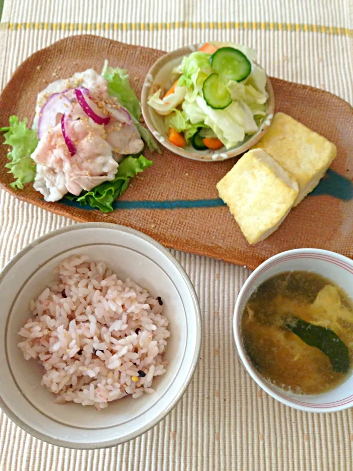 今日のランチ    冷しゃぶ  お豆腐のステーキ  キャベツの浅漬け ワカメのかき玉スープ|みちよさん