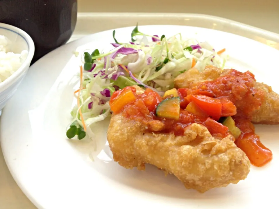 今日の社食はカレイのフリット 野菜のピリ辛ソース。440円。金曜日だ(^-^)/|ルーア・ブランカさん