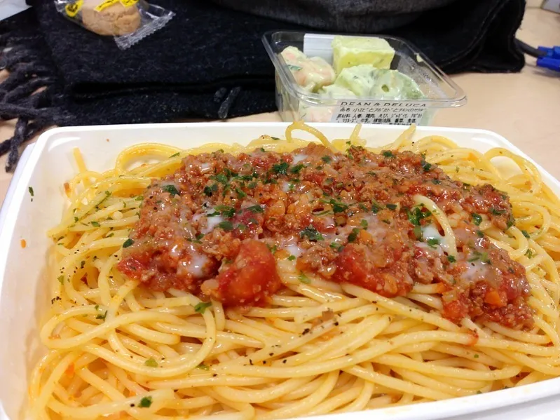 Spaghetti Bolognese w/ sausage and Avocado Salad|chan mitsuさん