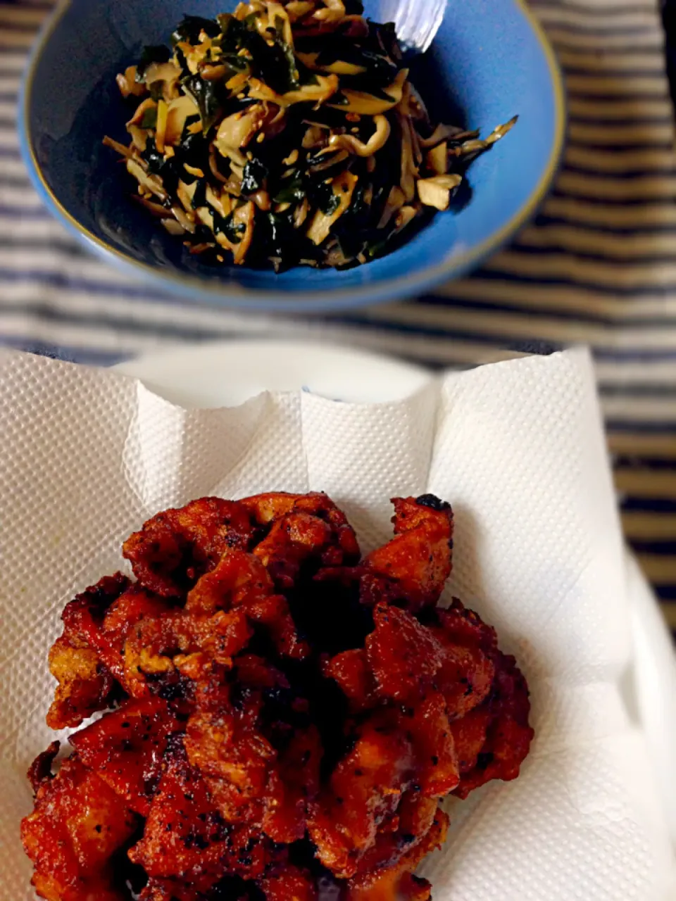 花椒風味鶏の唐揚げ、ワカメと炒めキノコのマヨサラダ|カザラさん