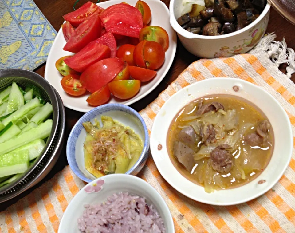 Snapdishの料理写真:牛すじ肉の煮込み 焼き茄子 🍅 胡瓜 糠漬け|掛谷節子さん