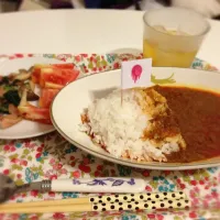 Snapdishの料理写真:アーバンギャルドカレー！となんか炒め物と冷やしトマト|高崎天子さん