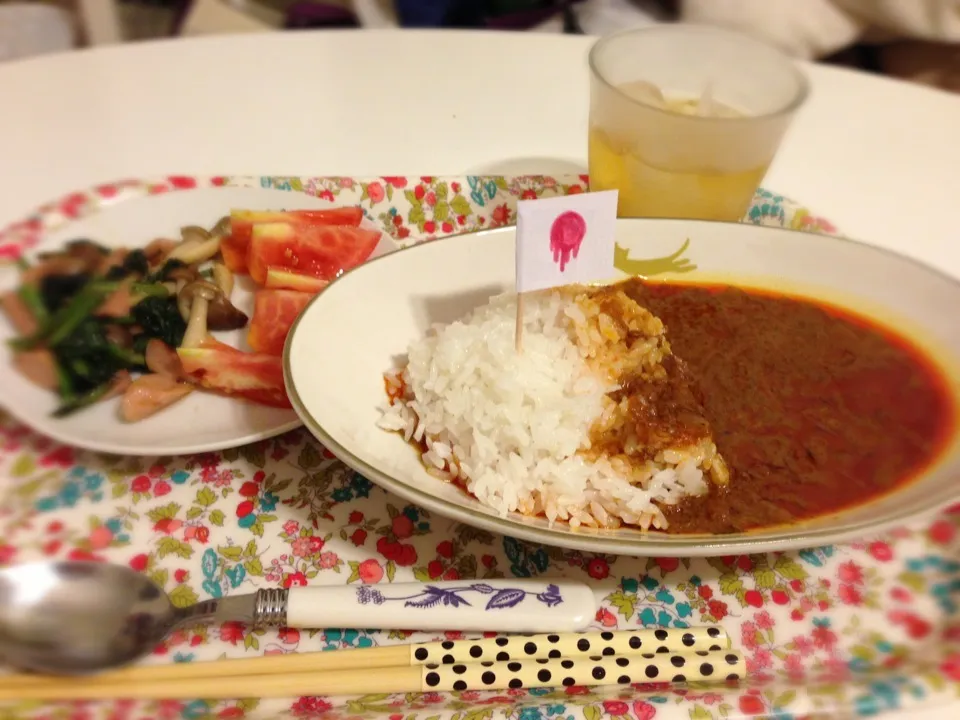 アーバンギャルドカレー！となんか炒め物と冷やしトマト|高崎天子さん