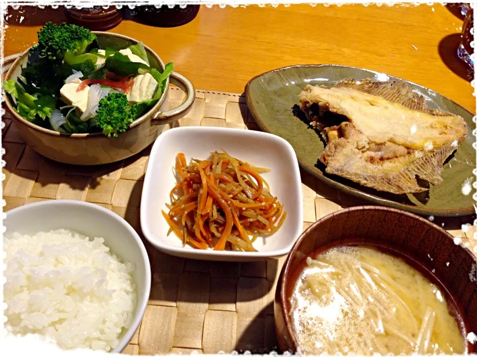 Snapdishの料理写真:今日の晩ご飯 カレイの唐揚げ・きんぴらごぼう・海藻豆腐お野菜のサラダ・ごはんとお味噌汁|よっしーさん