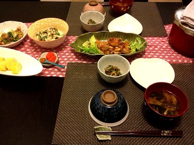 旦那チキン、茄子ときゅうりのツナ和え、おかひじき切り干し大根ナムル、ミョウガのお味噌汁、小松菜豚肉炒め、甘い卵焼き|ochihekoさん